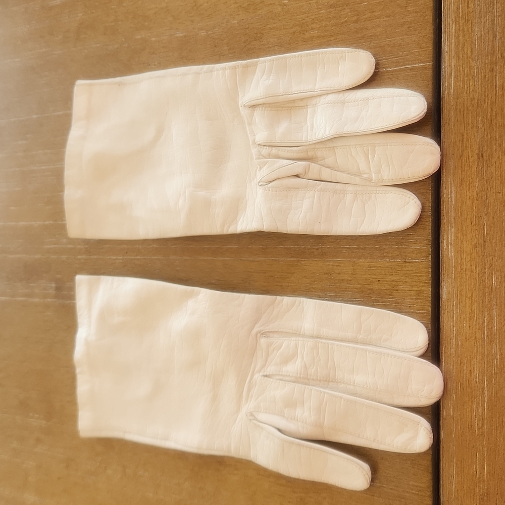VINTAGE REAL KID DRIVING GLOVES.  MADE IN BELGIUM.
